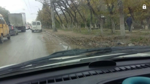 Месяц течет вода