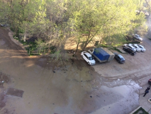 Постоянно течет вода 