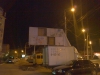 Рекламный щит может упасть на голову прохожим